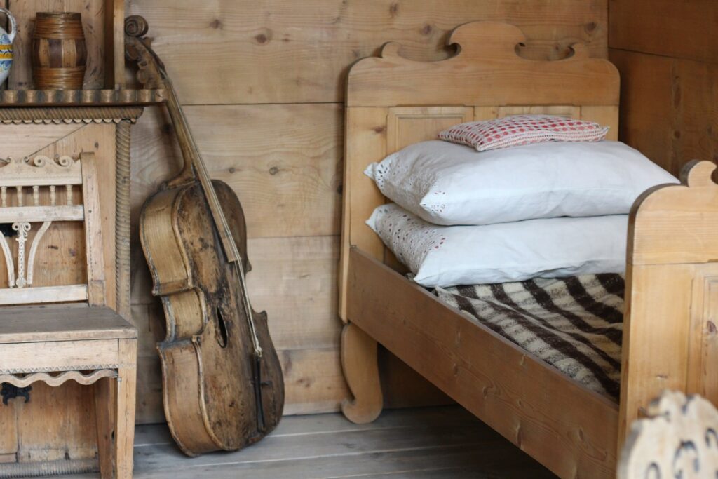 Drewniane łóżko skrzypi.
