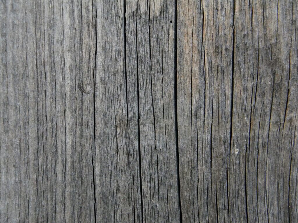 Malowanie szarego drewna.